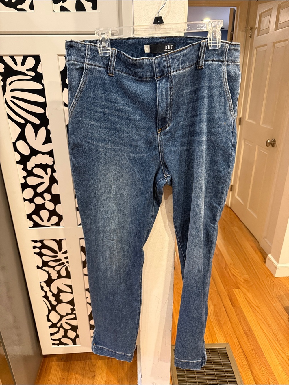 Kut from the Kloth Medium Blue Reese straight leg Jeans